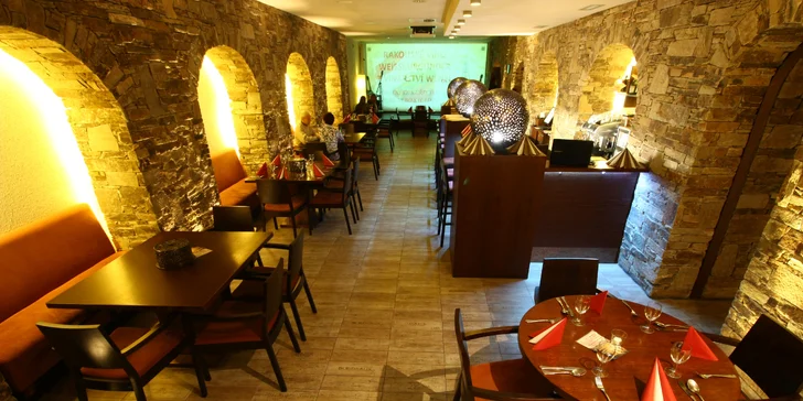 Hovězí rump steak nebo vepřový steak na fazolkách, hranolky i dezert