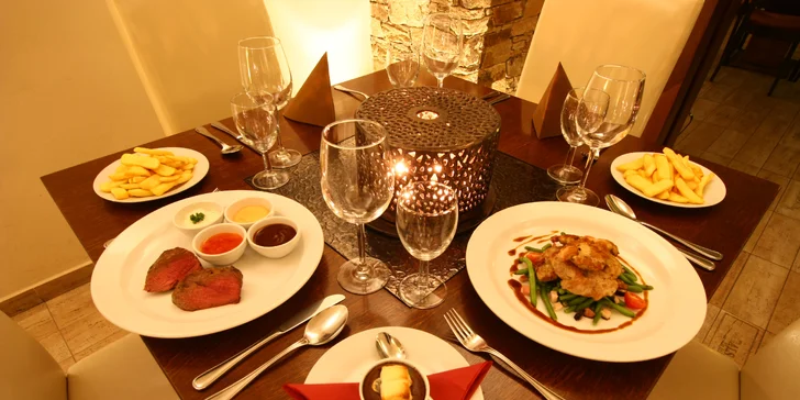 Hovězí rump steak nebo vepřový steak na fazolkách, hranolky i dezert