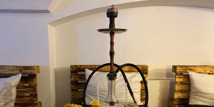 Posezení u vodní dýmky včetně 2 ledových čajů na Perštýnském náměstí
