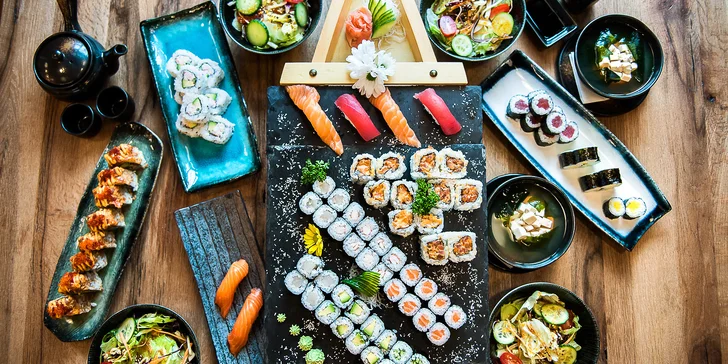 Nabité sety v sushi baru na Újezdě: až 56 ks, saláty i polévky