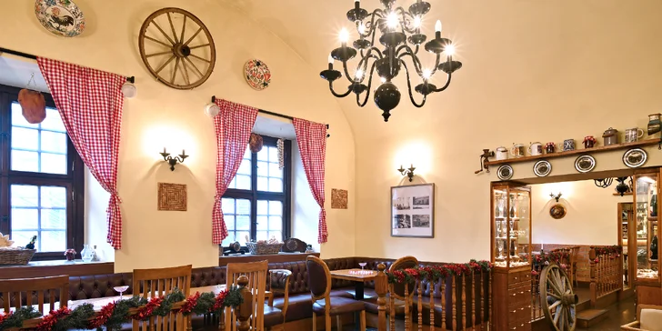 Česká hostina: poctivá gulášovka, koleno na pivu nebo žebra, lívanečky i degustační pivní plato