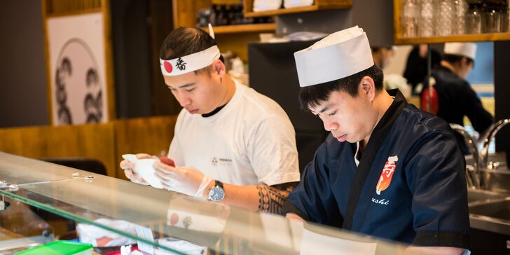 Nabité sety v sushi baru na Újezdě: až 56 ks, saláty i polévky