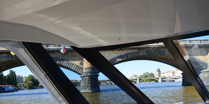 Veřejná nebo privátní vyhlídková plavba luxusní jachtou vč. občerstvení