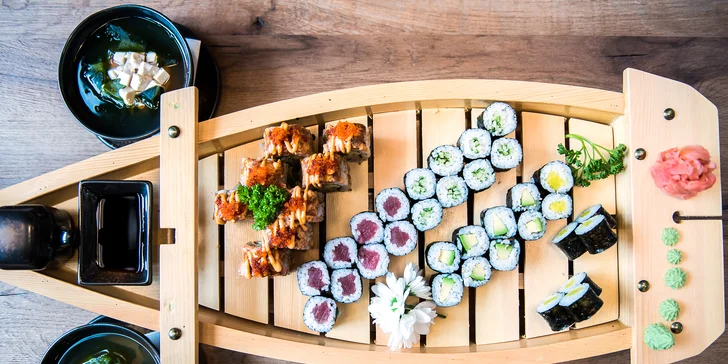 Nabité sety v sushi baru na Újezdě: až 56 ks, saláty i polévky
