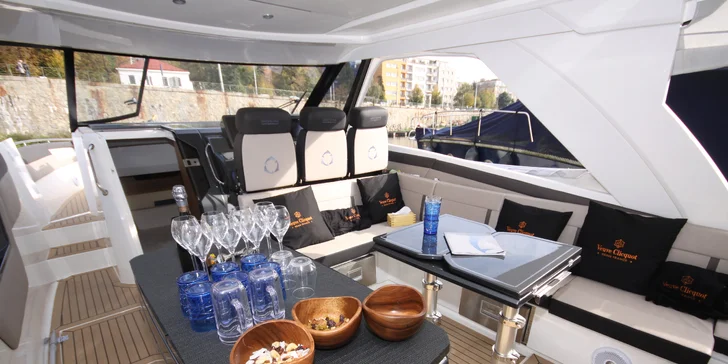 Hodinová veřejná nebo privátní plavba luxusní jachtou i s občerstvením