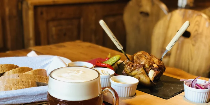 Pohoštění v pivovaru Štramberk: domácí pivovarská paštika, pečené koleno a pivo k tomu pro 1 i pro 2