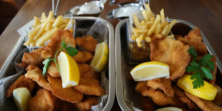 1 kg kuřecích nebo vepřových řízků, hranolky, pečivo, salát a dipy