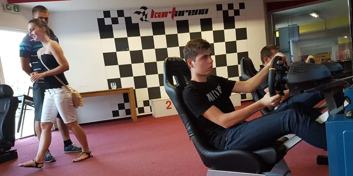Zábava v KartAreně: vyzkoušejte závodní simulátory nebo virtuální realitu