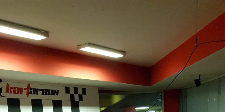 Zábava v KartAreně: vyzkoušejte závodní simulátory nebo virtuální realitu