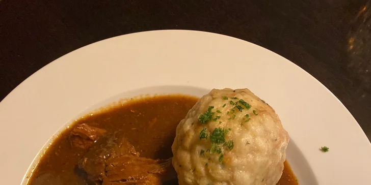 Otevřený voucher na cokoliv z menu malostranské restaurace Kočár z Vídně