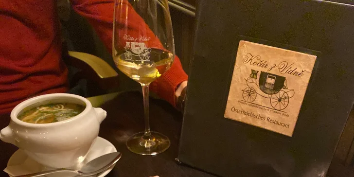 Otevřený voucher na cokoliv z menu malostranské restaurace Kočár z Vídně