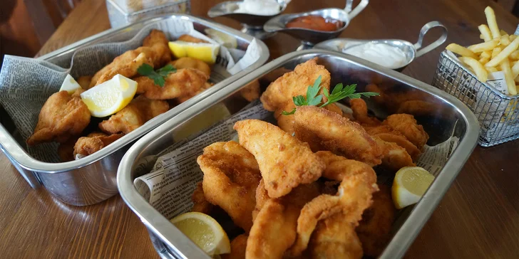 1 kg kuřecích nebo vepřových řízků, hranolky, pečivo, salát a dipy