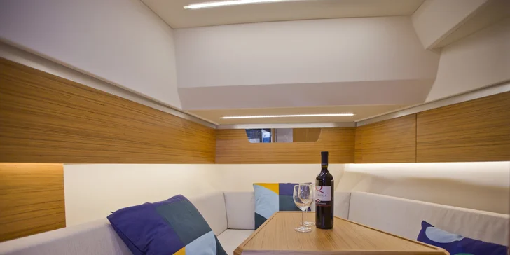 Hodinová veřejná nebo privátní plavba luxusní jachtou i s občerstvením