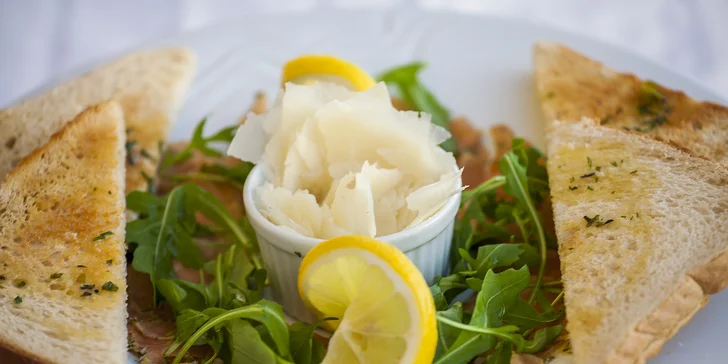 Menu pro dva: lososové carpaccio a filírovaná vepřová panenka či steak z krkovice
