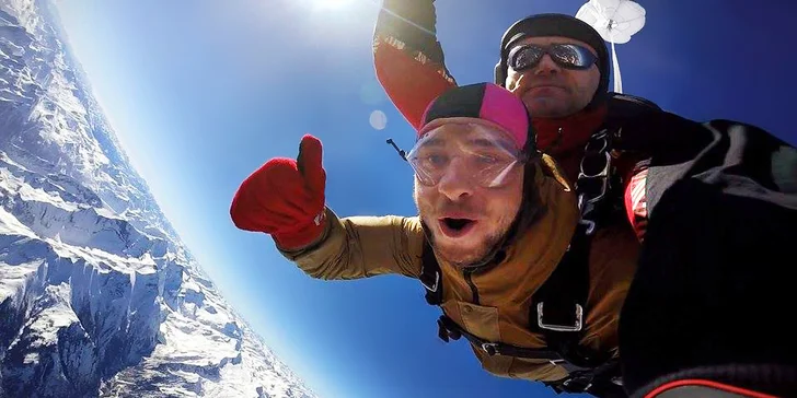 Zážitek nad Alpami: tandemový seskok z výšky 4000 m v netradiční lokalitě