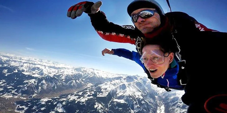 Zážitek nad Alpami: tandemový seskok z výšky 4000 m v netradiční lokalitě