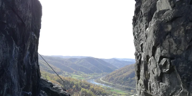 Via Ferrata pro začátečníky: zajištěná stěna na Vrabinci u Těchlovic pro rodiny a skupiny