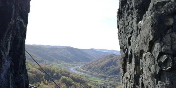 Via Ferrata pro začátečníky: zajištěná stěna na Vrabinci u Těchlovic pro rodiny a skupiny