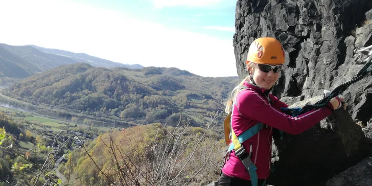 Via Ferrata pro začátečníky: zajištěná stěna na Vrabinci u Těchlovic pro rodiny a skupiny