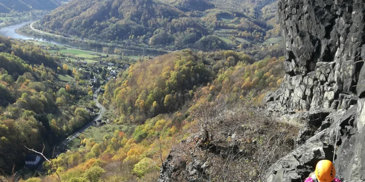 Via Ferrata pro začátečníky: zajištěná stěna na Vrabinci u Těchlovic pro rodiny a skupiny