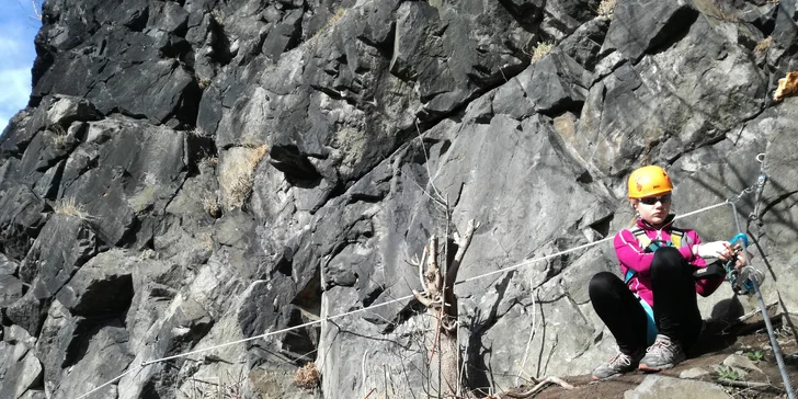 Via Ferrata pro začátečníky: zajištěná stěna na Vrabinci u Těchlovic pro rodiny a skupiny