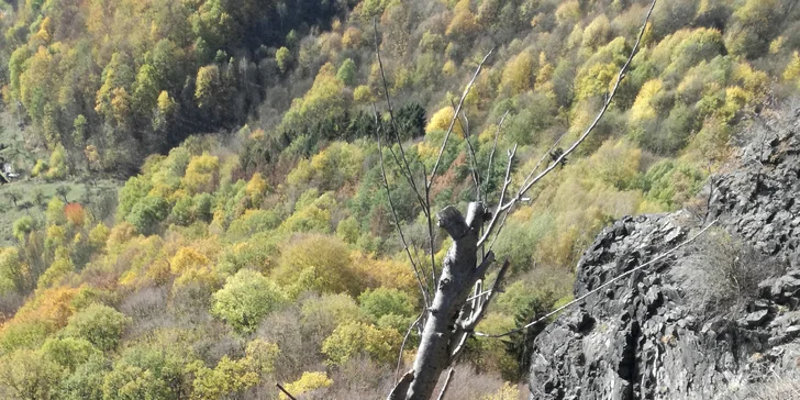 Via Ferrata pro začátečníky: zajištěná stěna na Vrabinci u Těchlovic pro rodiny a skupiny