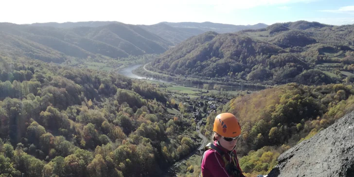 Via Ferrata pro začátečníky: zajištěná stěna na Vrabinci u Těchlovic pro rodiny a skupiny