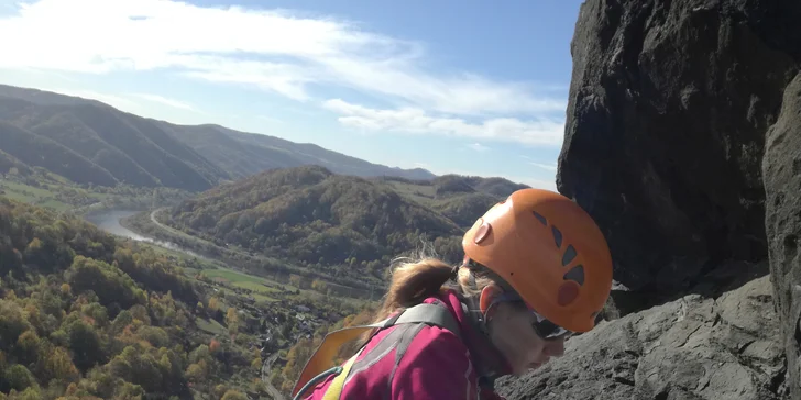 Via Ferrata pro začátečníky: zajištěná stěna na Vrabinci u Těchlovic pro rodiny a skupiny