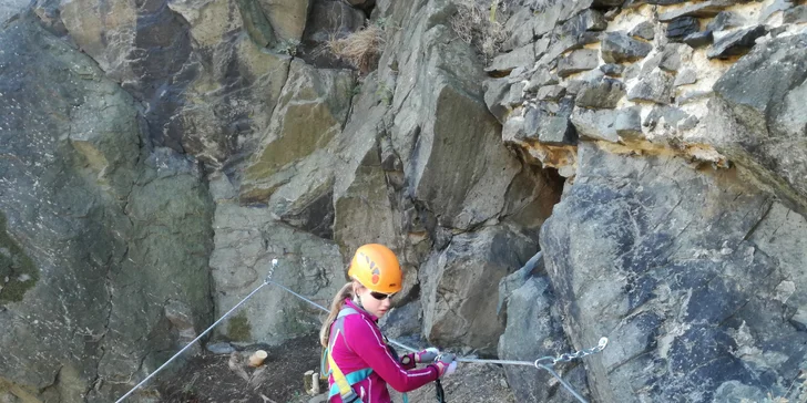 Via Ferrata pro začátečníky: zajištěná stěna na Vrabinci u Těchlovic pro rodiny a skupiny