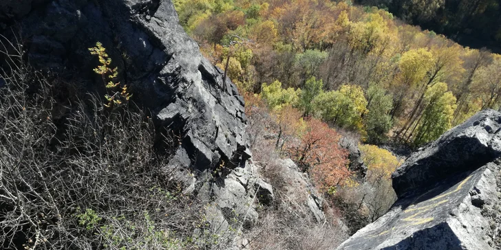 Via Ferrata pro začátečníky: zajištěná stěna na Vrabinci u Těchlovic pro rodiny a skupiny