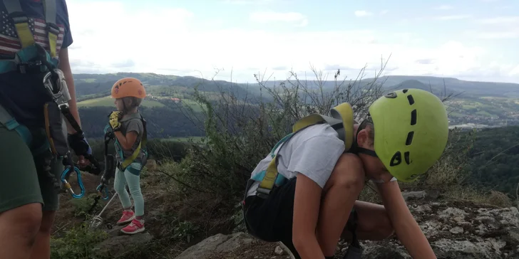 Via Ferrata pro začátečníky: zajištěná stěna na Vrabinci u Těchlovic pro rodiny a skupiny