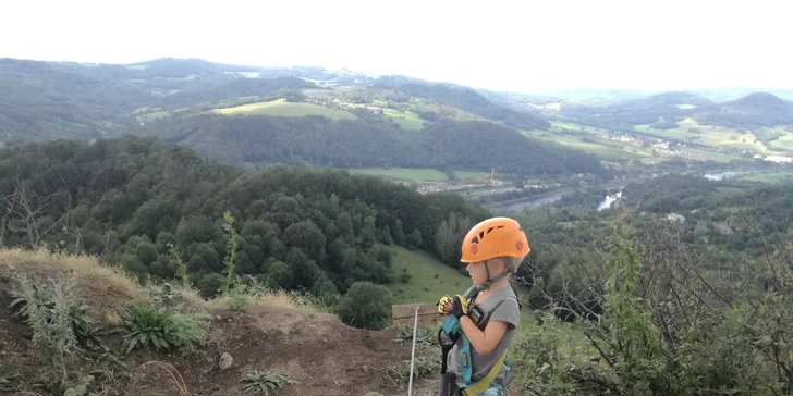 Via Ferrata pro začátečníky: zajištěná stěna na Vrabinci u Těchlovic pro rodiny a skupiny