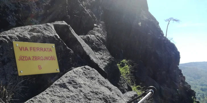 Via Ferrata pro začátečníky: zajištěná stěna na Vrabinci u Těchlovic pro rodiny a skupiny