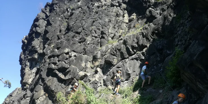 Via Ferrata pro začátečníky: zajištěná stěna na Vrabinci u Těchlovic pro rodiny a skupiny