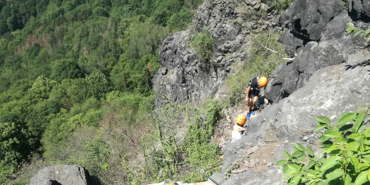 Via Ferrata pro začátečníky: zajištěná stěna na Vrabinci u Těchlovic pro rodiny a skupiny