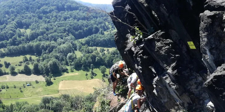 Via Ferrata pro začátečníky: zajištěná stěna na Vrabinci u Těchlovic pro rodiny a skupiny