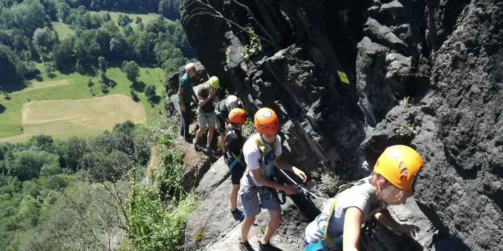 Via Ferrata pro začátečníky: zajištěná stěna na Vrabinci u Těchlovic pro rodiny a skupiny