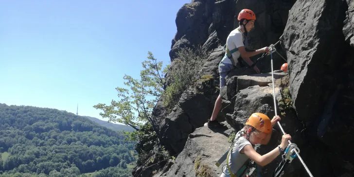 Via Ferrata pro začátečníky: zajištěná stěna na Vrabinci u Těchlovic pro rodiny a skupiny