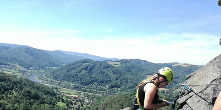 Via Ferrata pro začátečníky: zajištěná stěna na Vrabinci u Těchlovic pro rodiny a skupiny