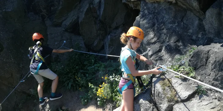 Via Ferrata pro začátečníky: zajištěná stěna na Vrabinci u Těchlovic pro rodiny a skupiny