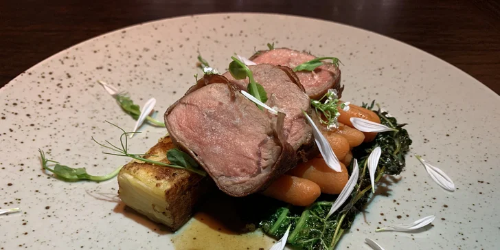 Degustační menu pro dva: bramboračkový krém, hovězí steak s výpekem a máslový dortík