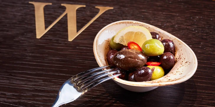 Whiskey Restaurant, Bar & Museum: 3chodové menu s lososem či hovězím steakem