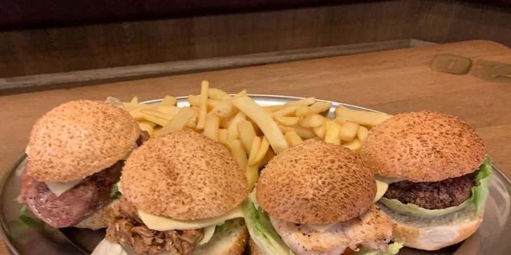 Burger dle výběru pro 2 osoby: kuřecí, hovězí i trhané vepřové maso