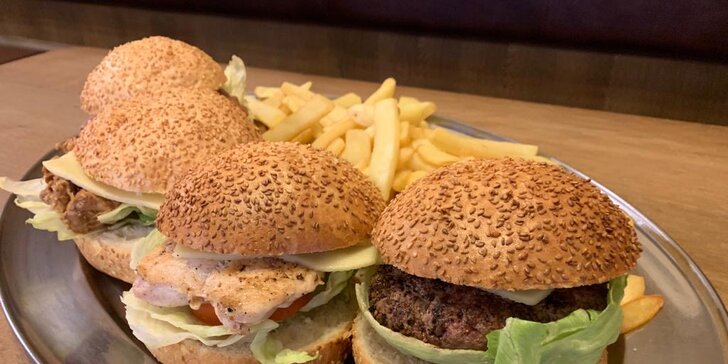 Burger dle výběru pro 2 osoby: kuřecí, hovězí i trhané vepřové maso