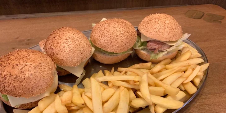 Burger dle výběru pro 2 osoby: kuřecí, hovězí i trhané vepřové maso