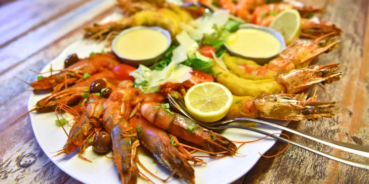 800 g tygřích krevet: na grilu s česnekem, v šafránové tempuře a v omáčce z pečených rajčat