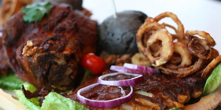 Masové prkno: burger s trhaným krůtím, grilované žebro i vepřové koleno