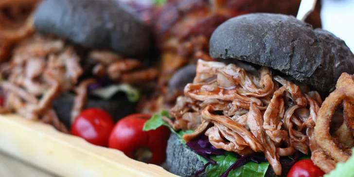 Masové prkno: burger s trhaným krůtím, grilované žebro i vepřové koleno