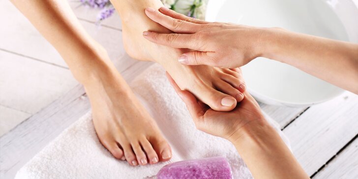 Pedikúra pro ženy i muže včetně půlhodinové masáže nohou