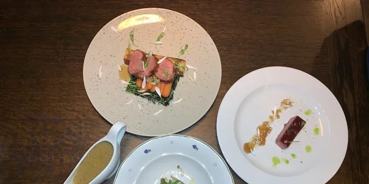 Degustační menu pro dva: bramboračkový krém, hovězí steak s výpekem a máslový dortík